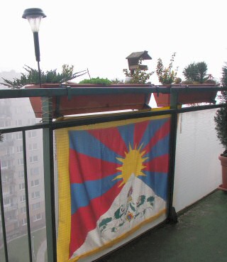Balkon před něhoterapeutovnou na den Tibetu