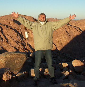 Něhoterapeut na poušti - na Mojžíšově hoře, v pozadí
          poušť Sinaj (2005)