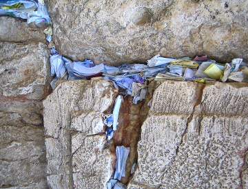 Zeď nářků v Jeruzalémě s miliony zastrkaných přání (2008)